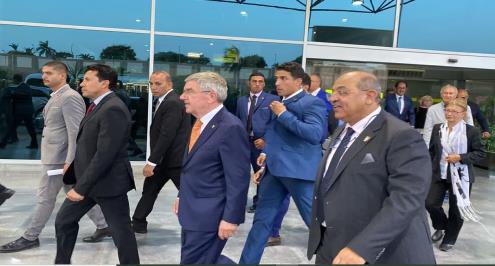 رئيس اللجنة الأولمبية الدولية يصل القاهرة وسط استقبال حافل (صور)